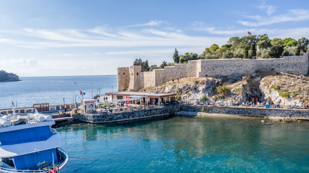 Kuşadası'nın göz bebeği Güvercin Adası'nın özelliği nedir?  Güvercin Adası'nda neden heykel bulunur? 2