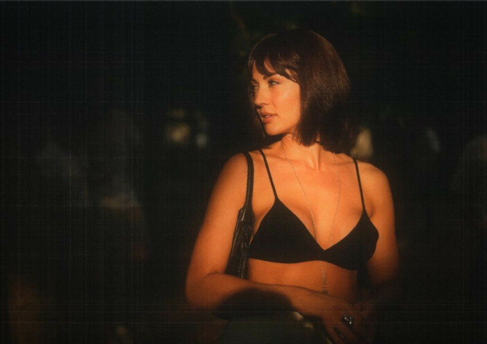 Burcu Özberk’ten Sütyenli Dekolte Şov