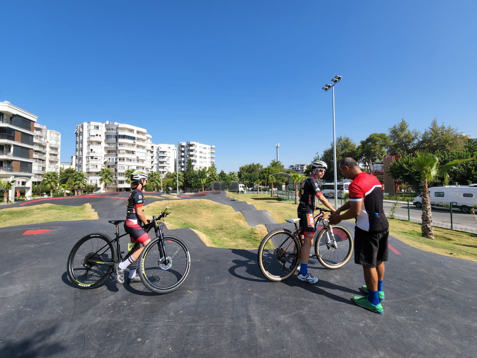 İzmir Karşıyaka’da pump track bisiklet parkuru yoğun ilgi görüyor1