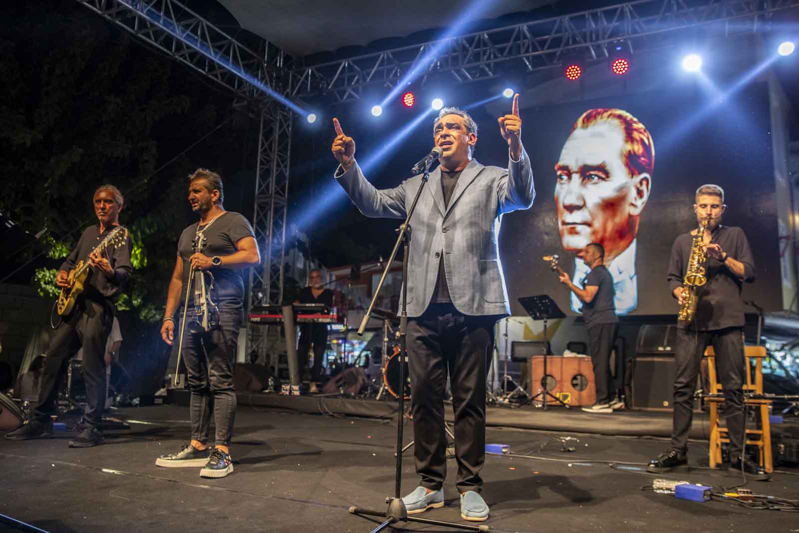 Şarkıcı Ege Çeşme Festivali’nde sahneye çıktı