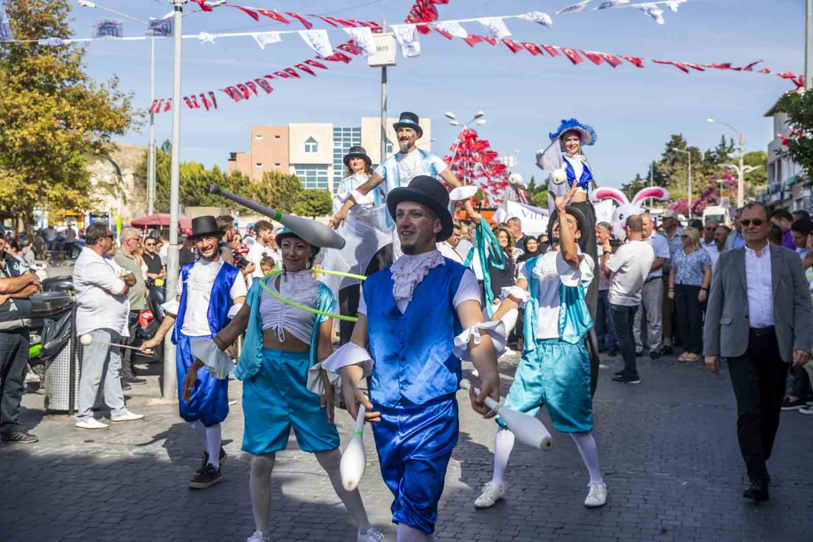 Çeşme’de festival kortejle başladı