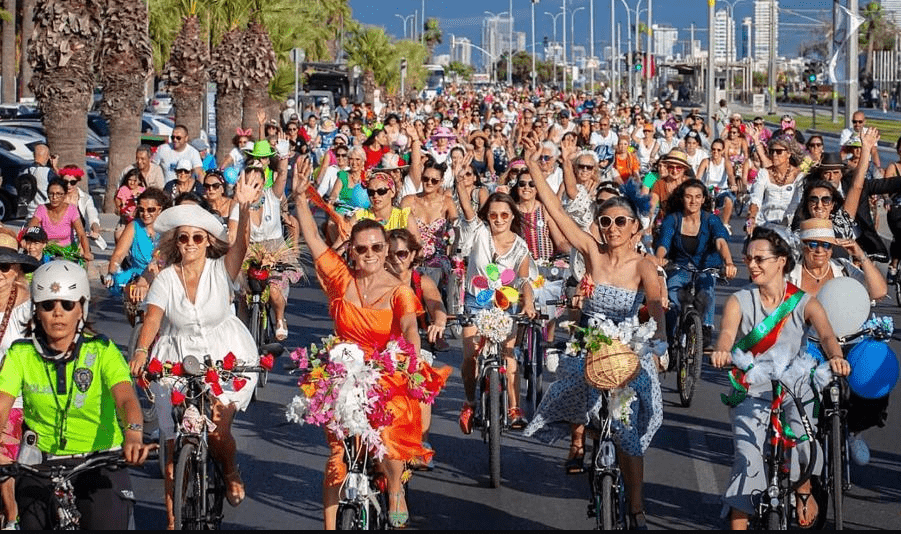 İzmir Karşıyaka'da sokakların hakimi bisikletli kadınlar3-1