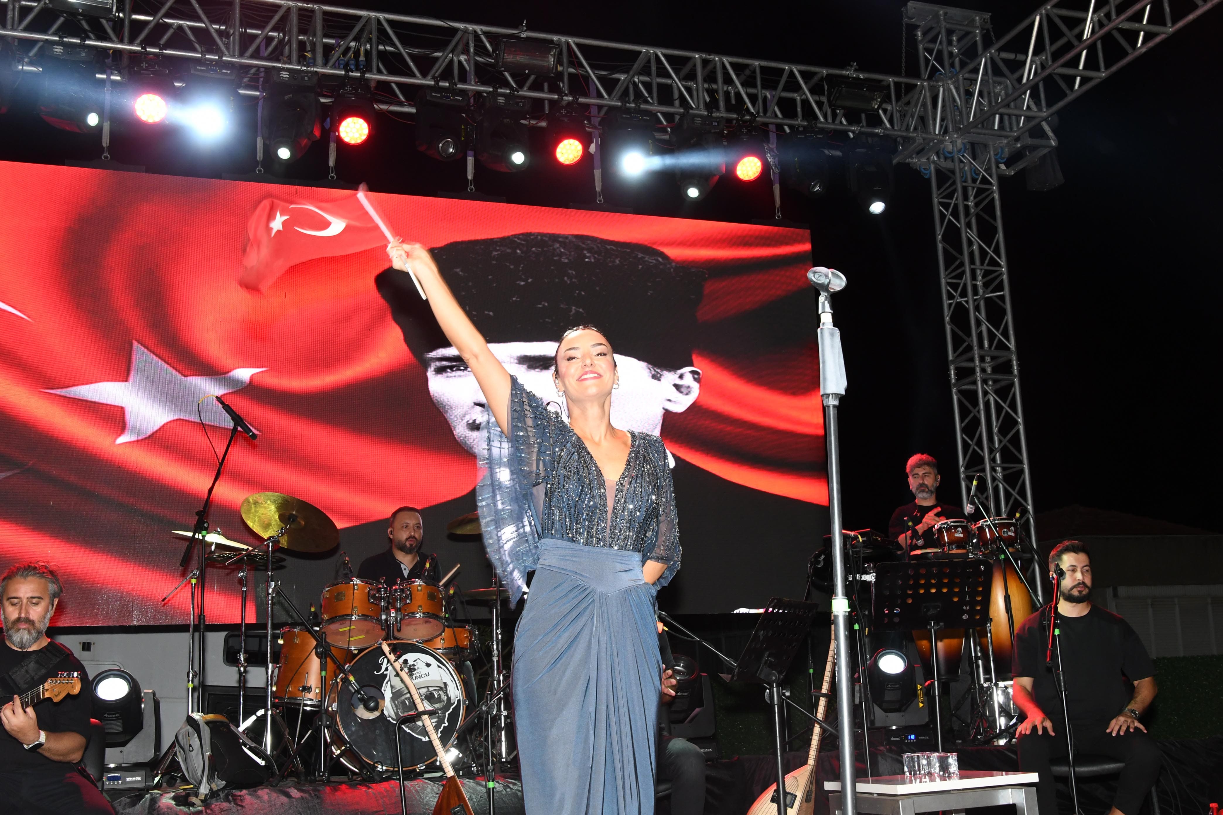 Karabağlar 9 Eylül yürüyüş ve Sevcan Orhan konseri (2)