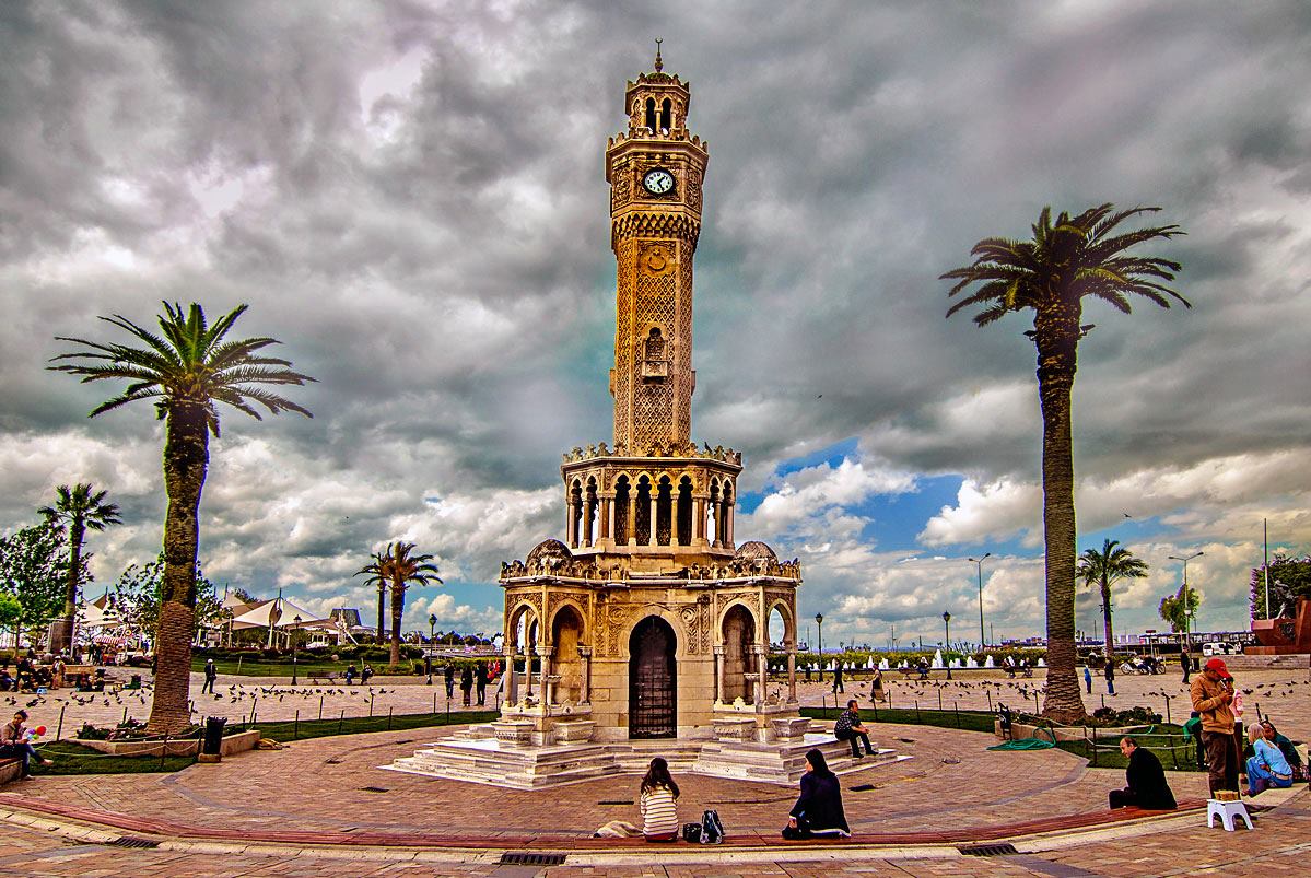 Konak Meydanı ve Saat Kulesi