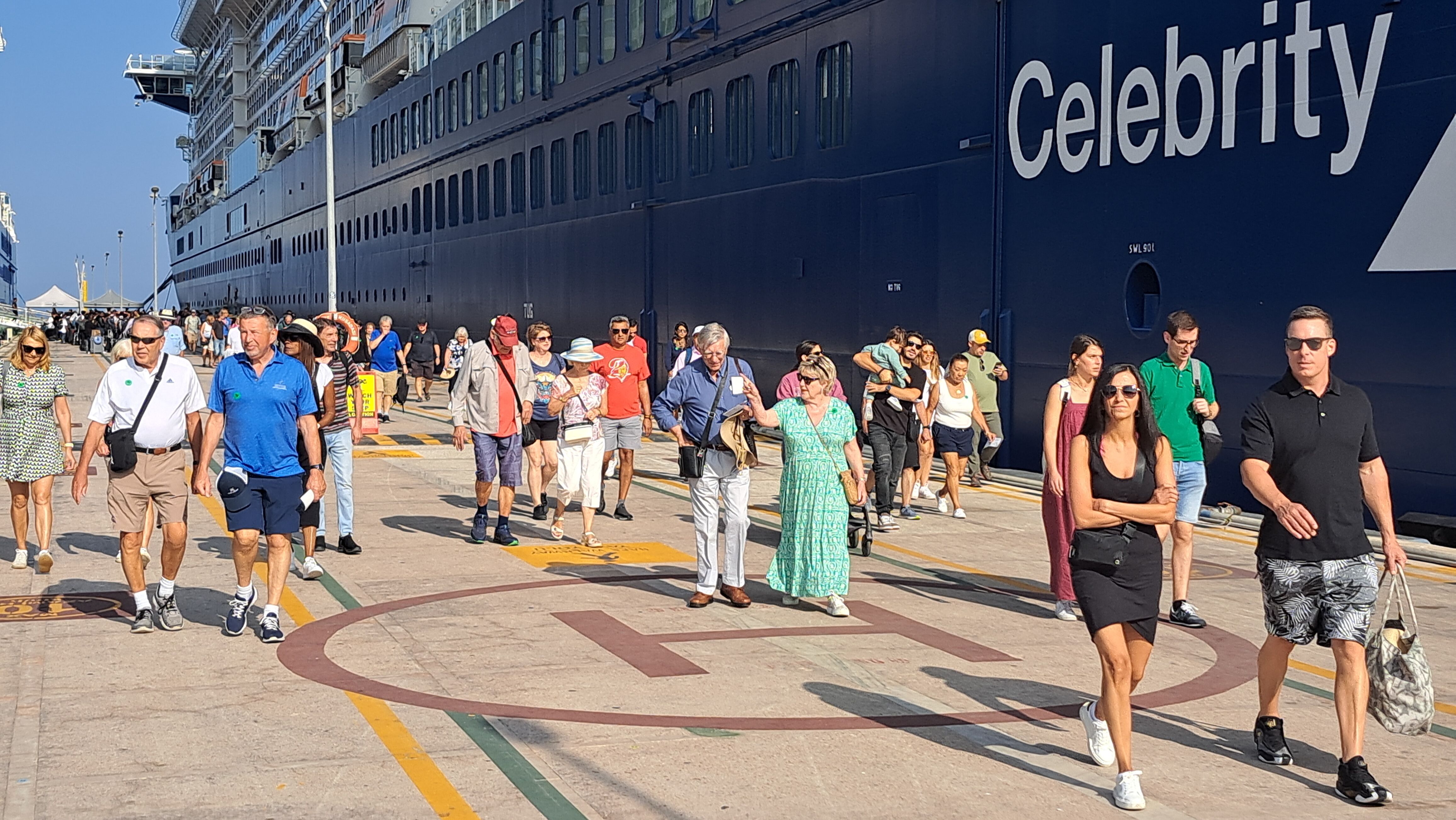 AA-20231005-32316337-32316334-KUSADASINDA_KRUVAZIYER_HAREKETLILIGI_SONBAHARDA_DA_SURUYOR