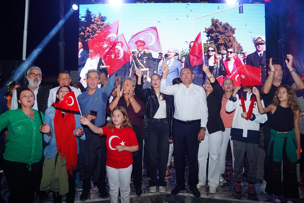 Ayvalık ta coşkulu Cumhuriyet kutlamaları-1