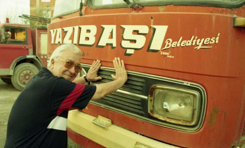 Semih Balcıoğlu, Torbalı'ya bağlanmadan önce belediye olan Yazıbaşı'nda.