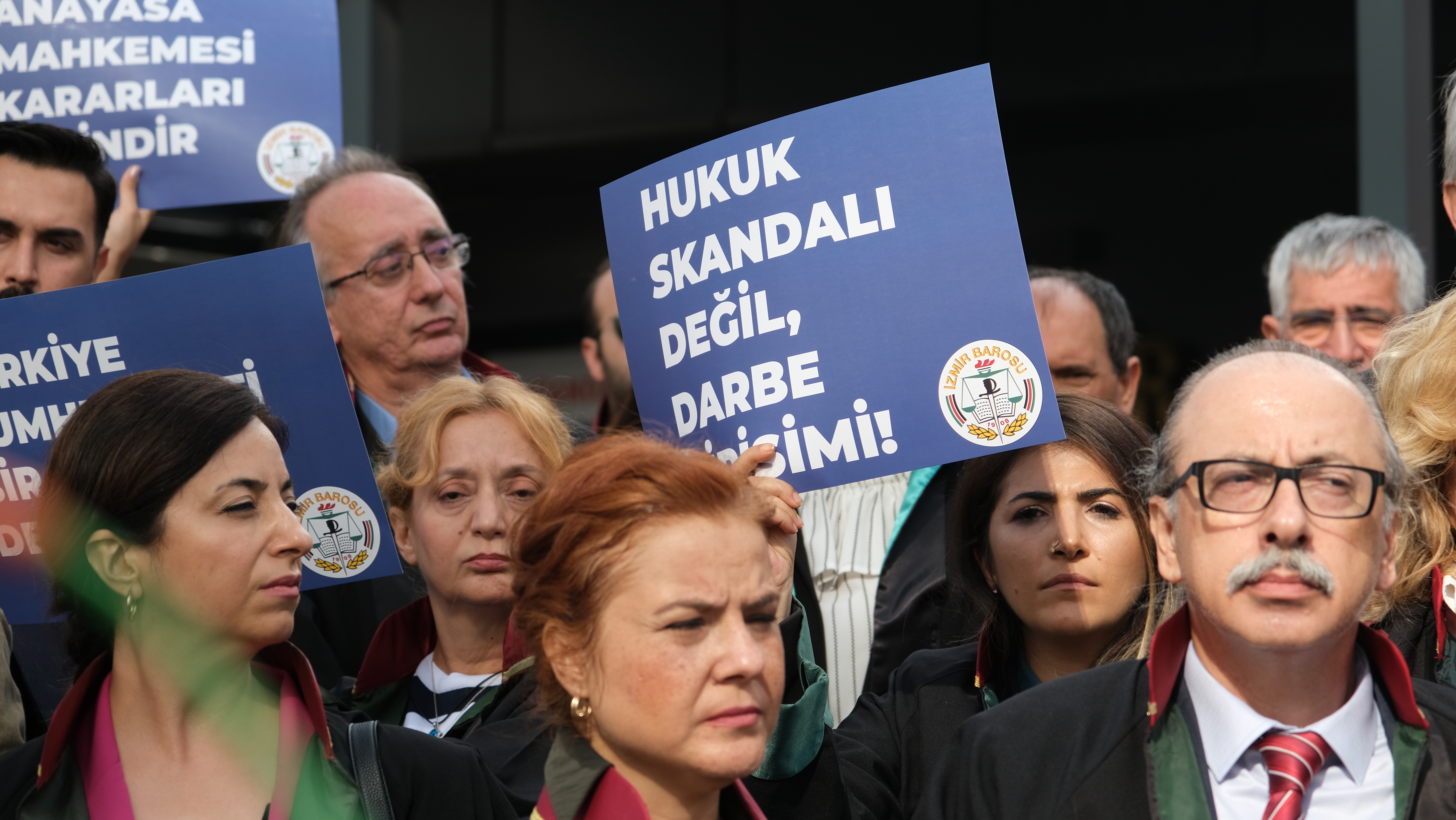 izmir-barosu-avukatlari-yargitay-in-aym-uyeleri-hakkinda-suc-duyurusu-kararini-protesto-etti-1