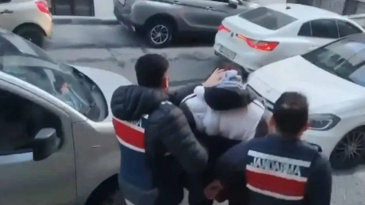 Icisleri Bakani Yerlikaya Duyurdu Kirmizi Bultenle Aranan Beratcan Gokdemir In Suc Orgutune Operasyon