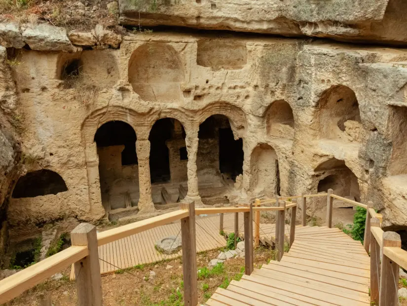 Beşikli Mağara ve Kaya Mezarları