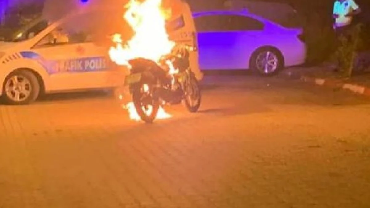 Polis Denetimi Sirasinda Motosikletini Yakti