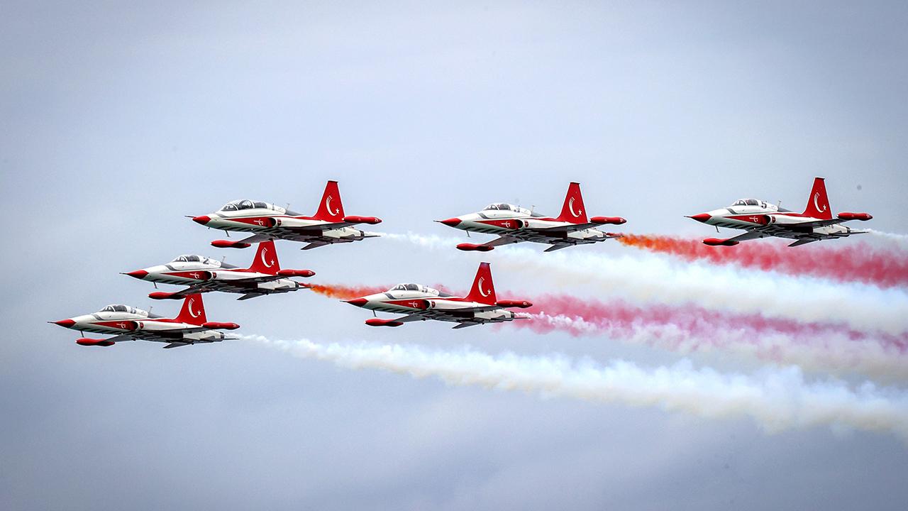 Antalya'da Türk Yıldızları Gösterisi 23 Nisan Saat 16.00'da!