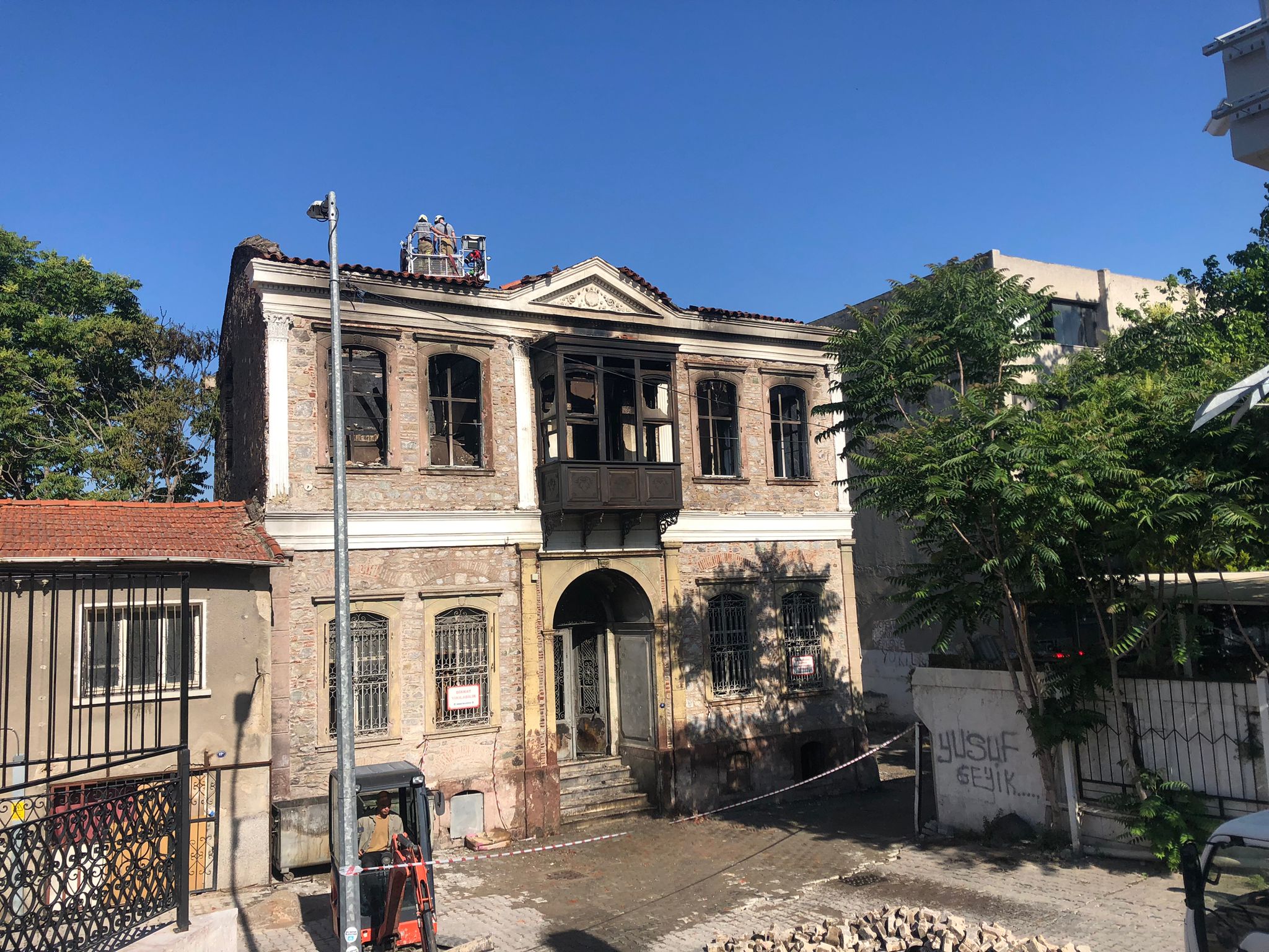 Izmir Eski Muftusu Rahmetullah Efendi Nin Evi Yanginda Kul Olma Noktasina Geldi (6)