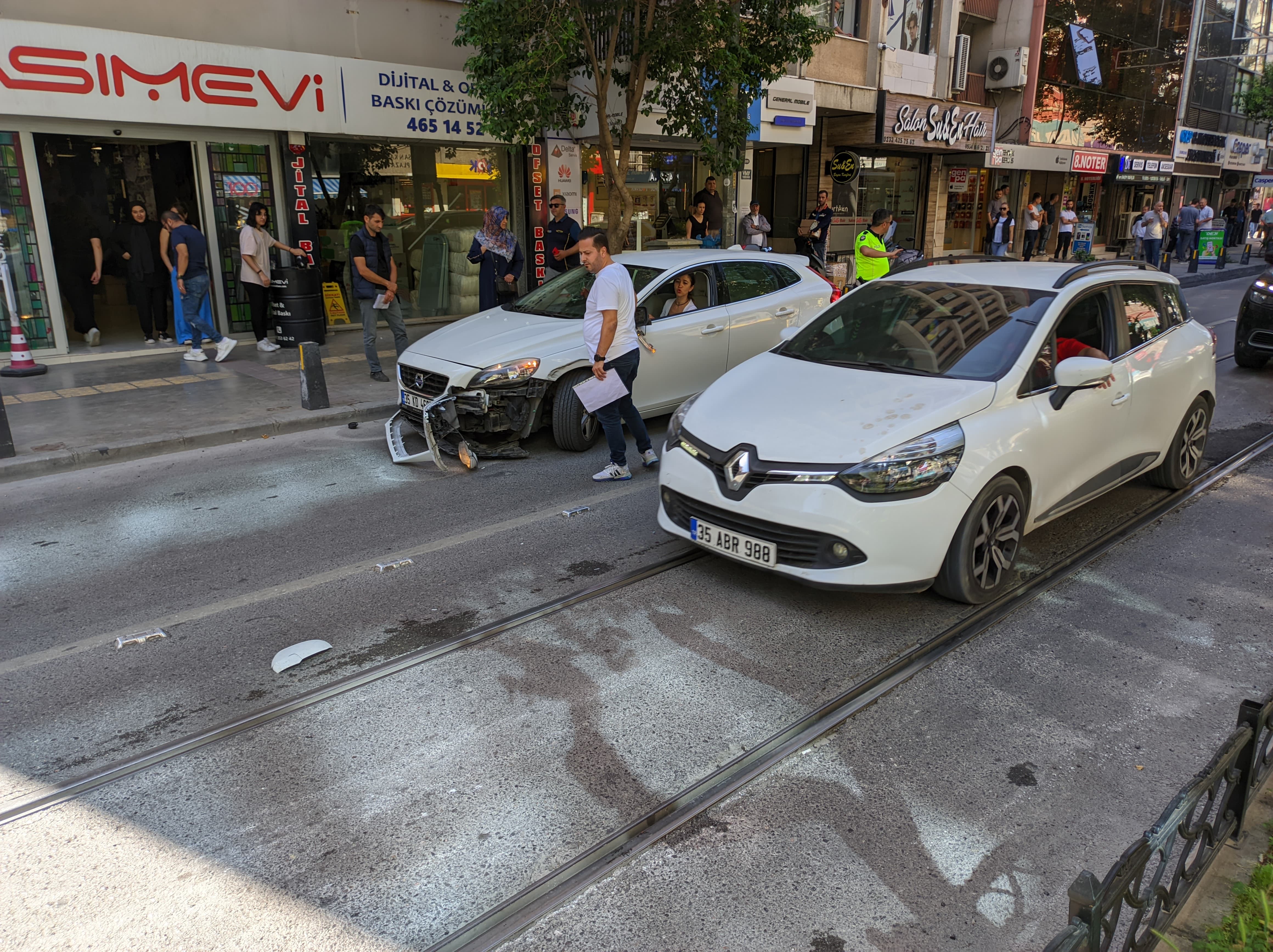 İzmir'de Kaza Tramvay Seferlerini Durdurdu (2)