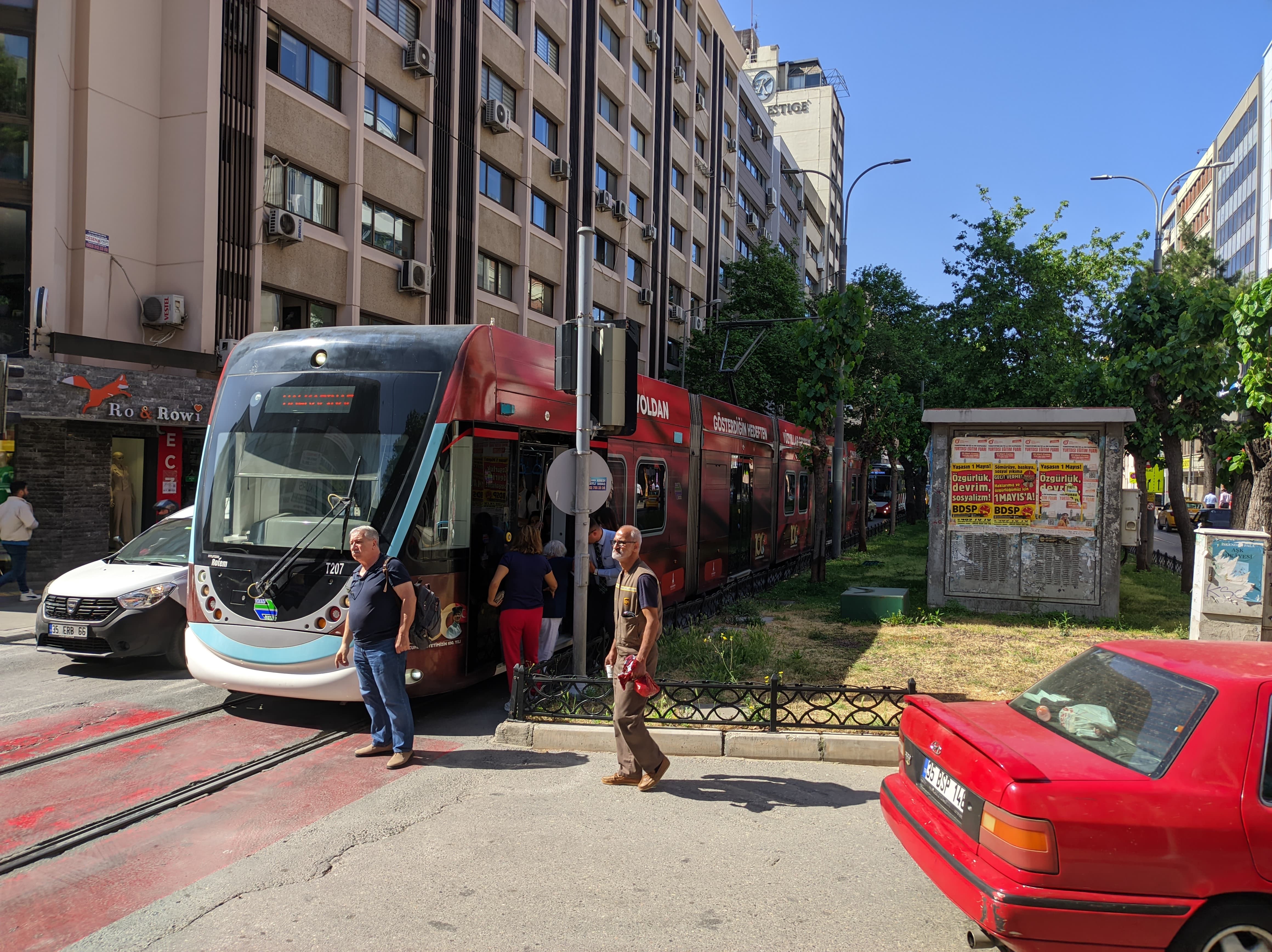 İzmir'de Kaza Tramvay Seferlerini Durdurdu (3)