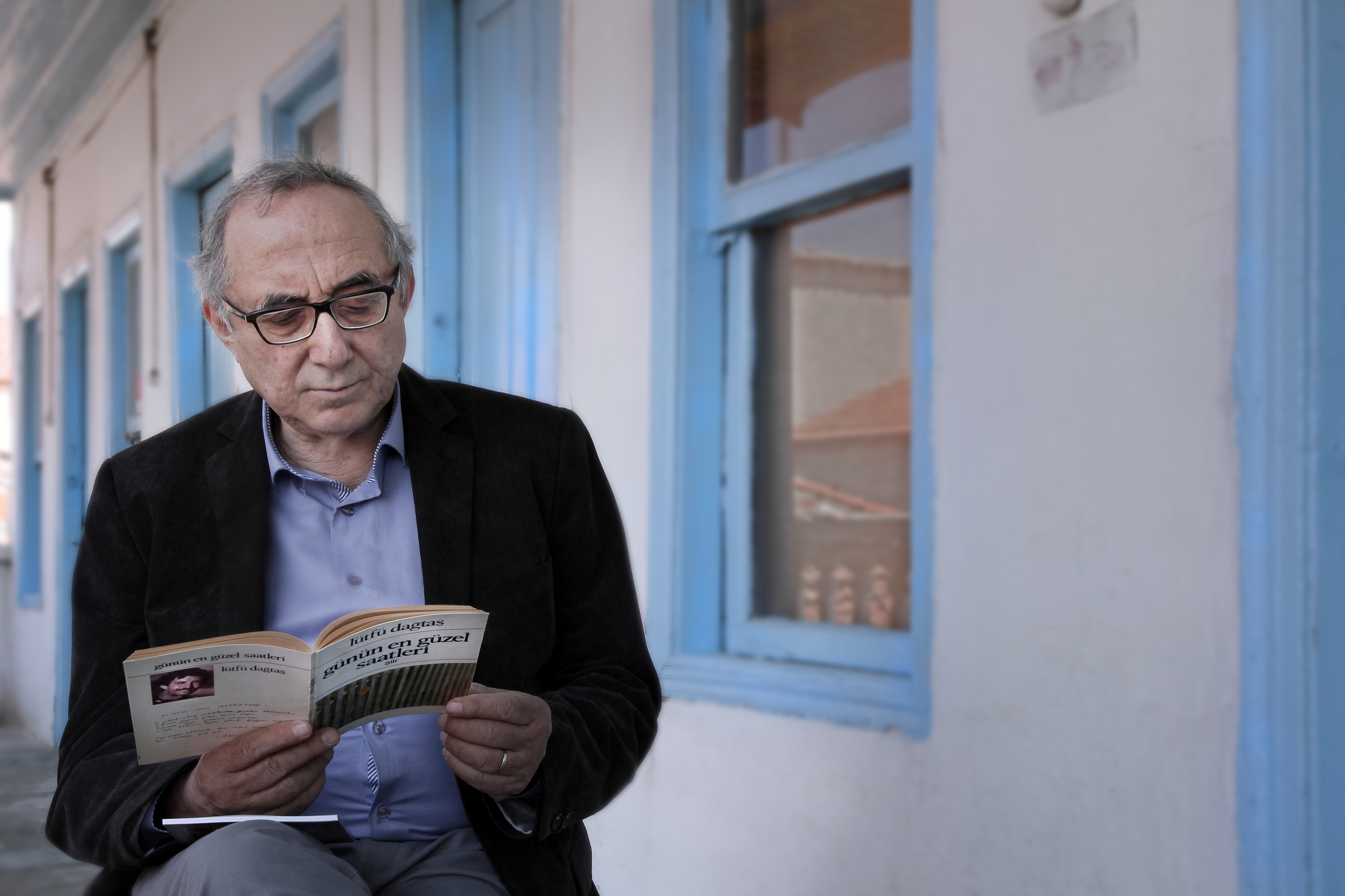 Lütfü Dağtaş'ın, Basmane Tilkilik'te Ger Kortijo Fotoğraf Çalışmasında Objektifin Karşısına Geçenlerden Birisi De Şair Ataol Behramoğlu Oldu.