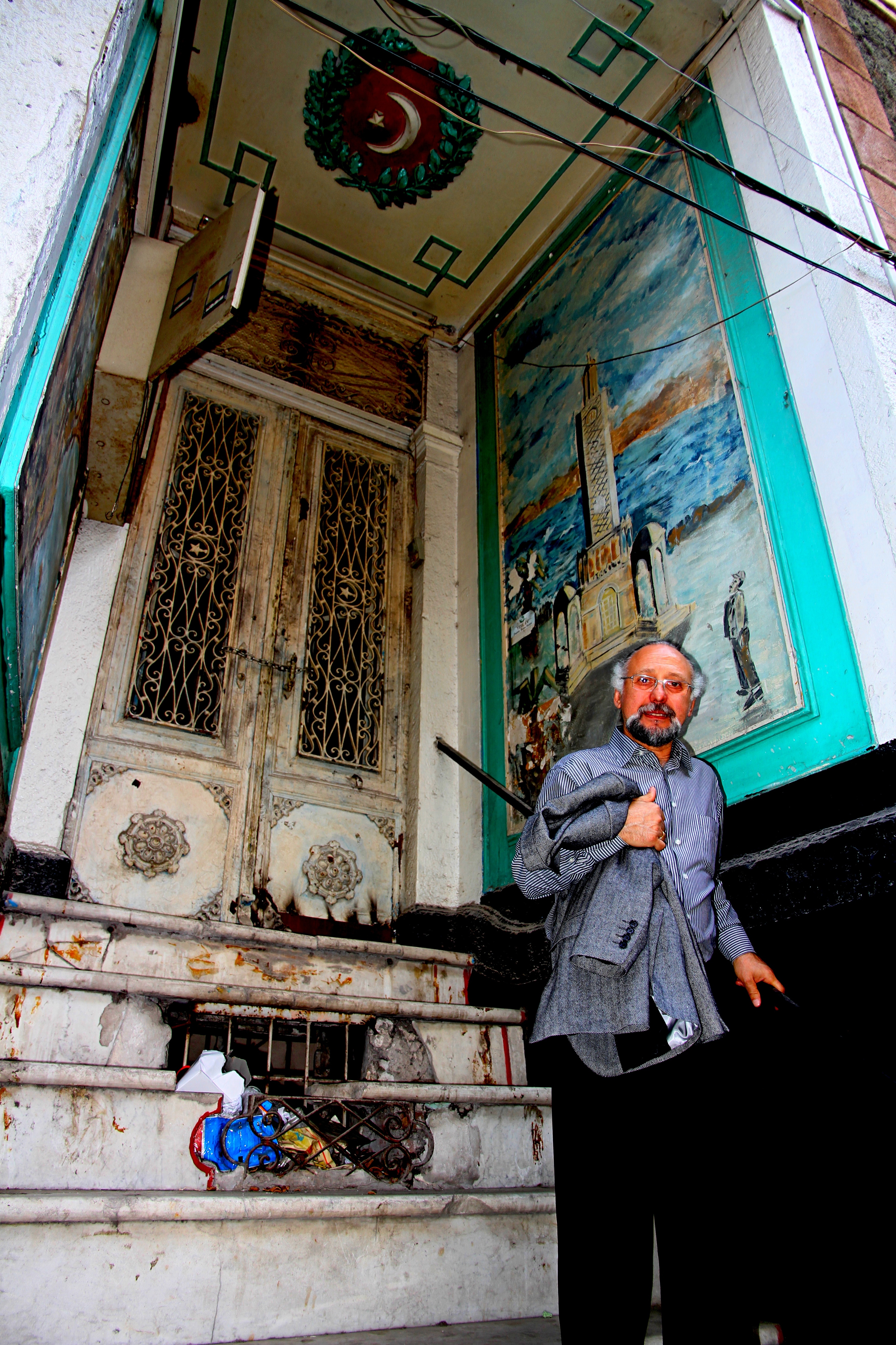 Ressam Prof.dr. Aydın Ayan, Basmane'de Derkedilmiş Evlerden Birinin Giriş Basamaklarında