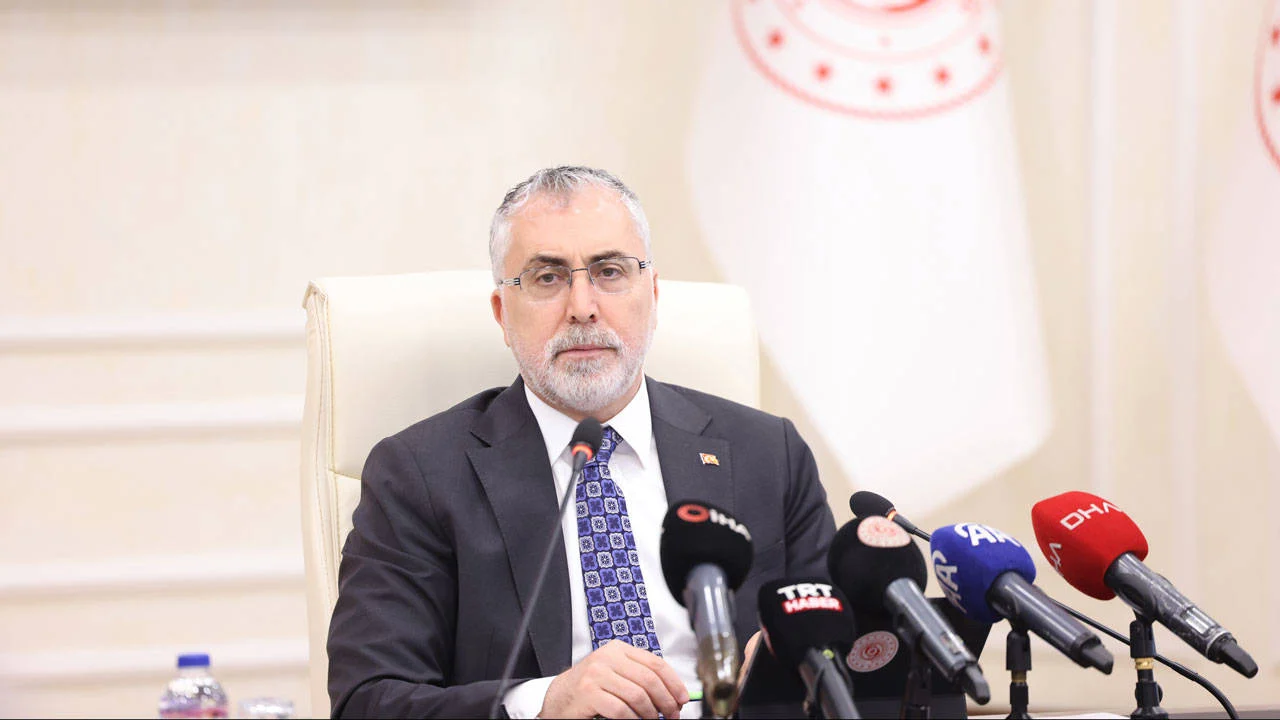 Bakan Isikhan Isveren Ve Calisan Arasindaki Dengeyi Koruyarak Hareket Ediyoruz