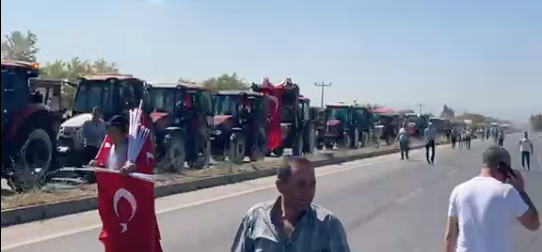 Ekonomik sıkıntılar çiftçiyi yola döktü: Bursa-İzmir yolu trafikte!-2