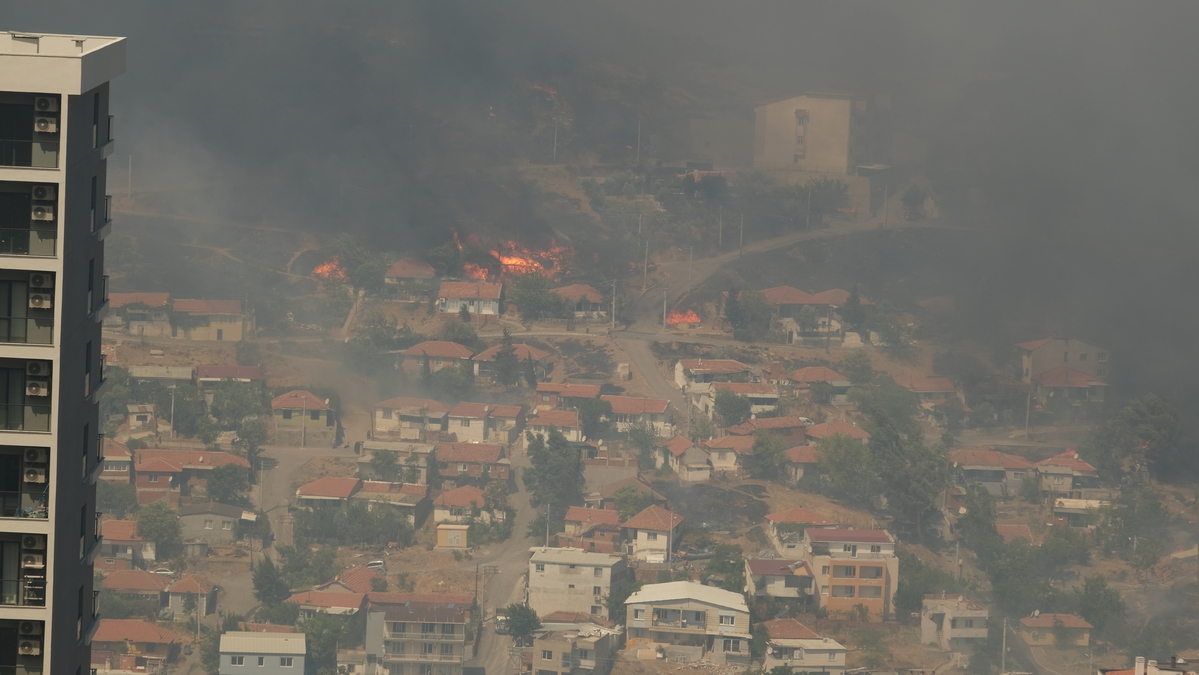 Karsiyaka Da Yangin Yerlesim Yerlerine Sicradi