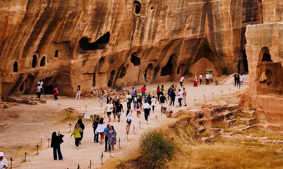 Screenshot 2024 09 24 At 15 08 00 Mardin'deki Antik Dara Harabelerini Keşfeden Turistler · Ücretsiz Stok Fotoğraf