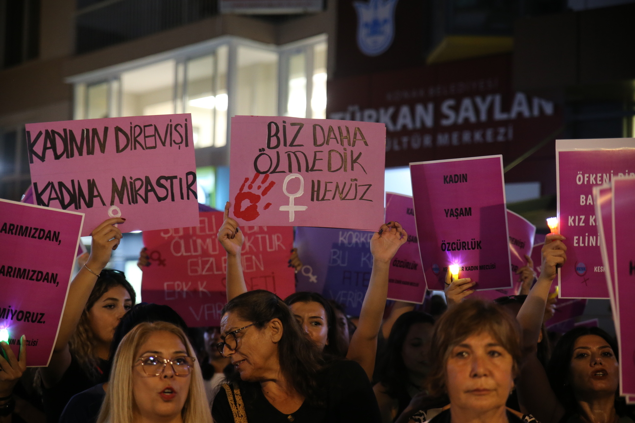 İzmir’de Kadınlar Şiddete Karşı Sokağa Çıktı! (6)