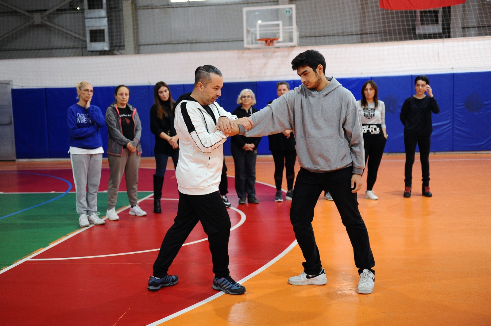 Karşıyakalı kadınlar temel savunma taktiklerini öğrendi