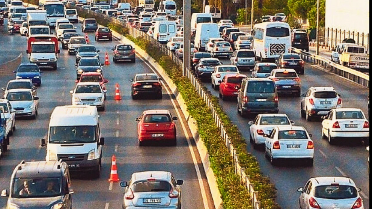 İzmir'de trafiğe kayıtlı araç sayısı 1 milyon 927 bine ulaştı!