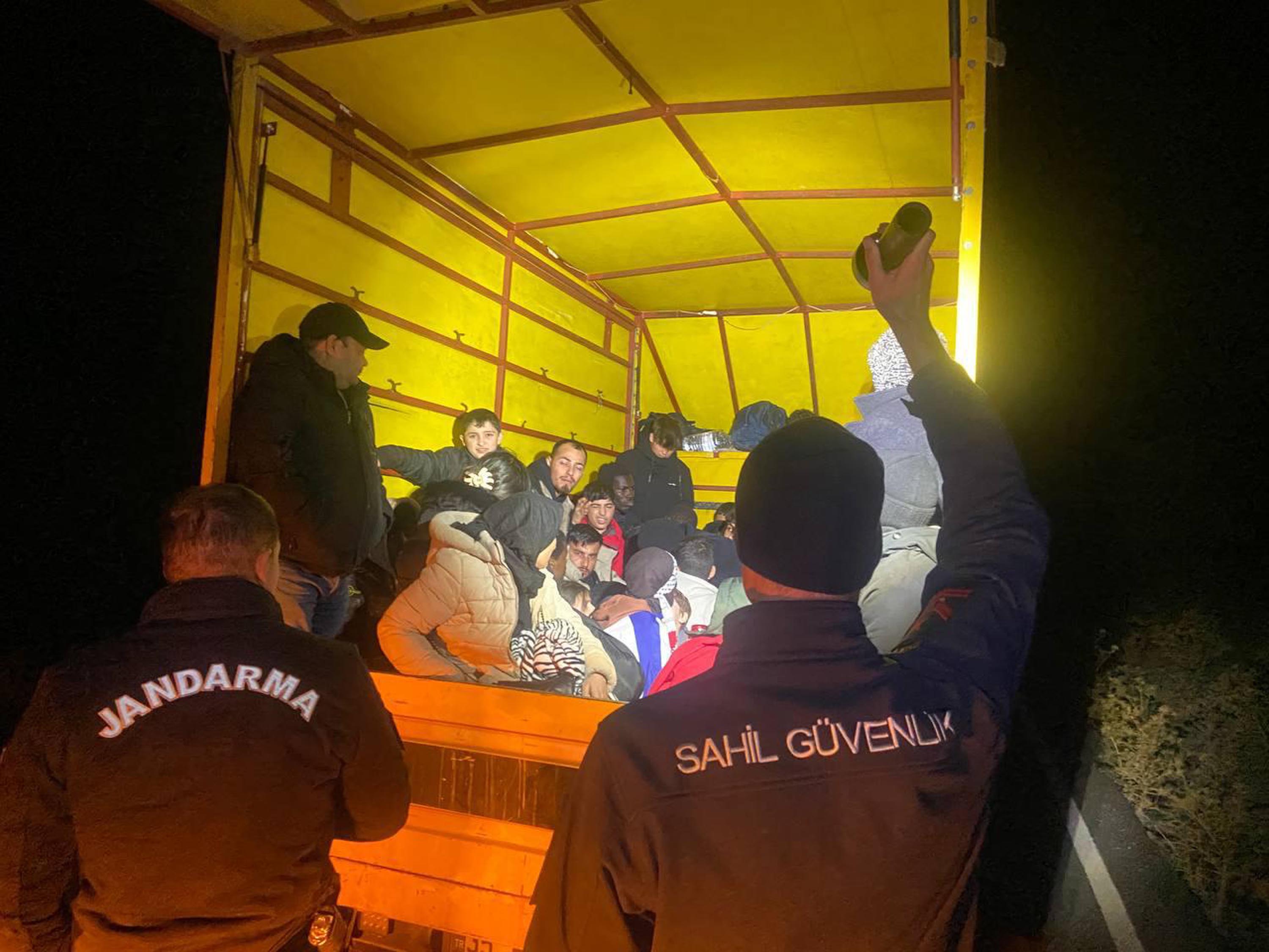 İzmir'de kaçak göçmen operasyonları