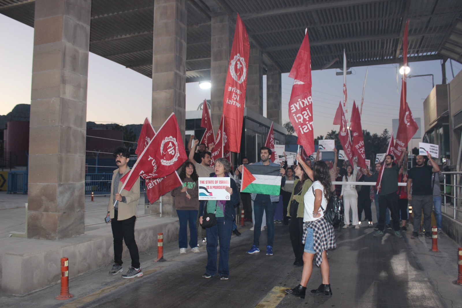 Ti̇p’ten, İsrail’le Ticarete Karşı Antalya’da Eylem: ‘Bu Geminin Burada Durmasına Izin Vermeyeceğiz’-1