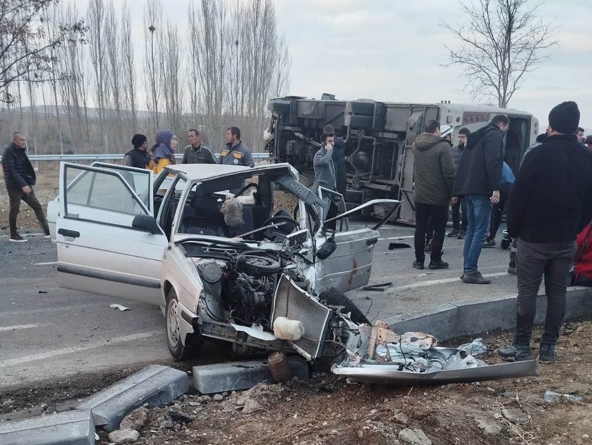 Öğrenci servisi ile otomobil çarpıştı: 29 yaralı