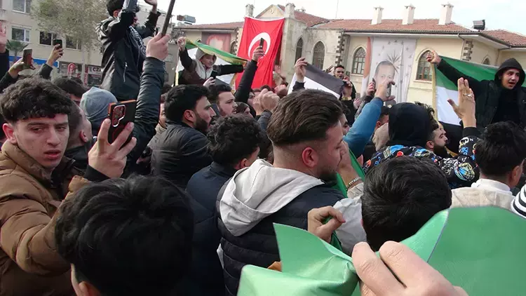 Türkiye'deki Suriyeliler Meydanlarda