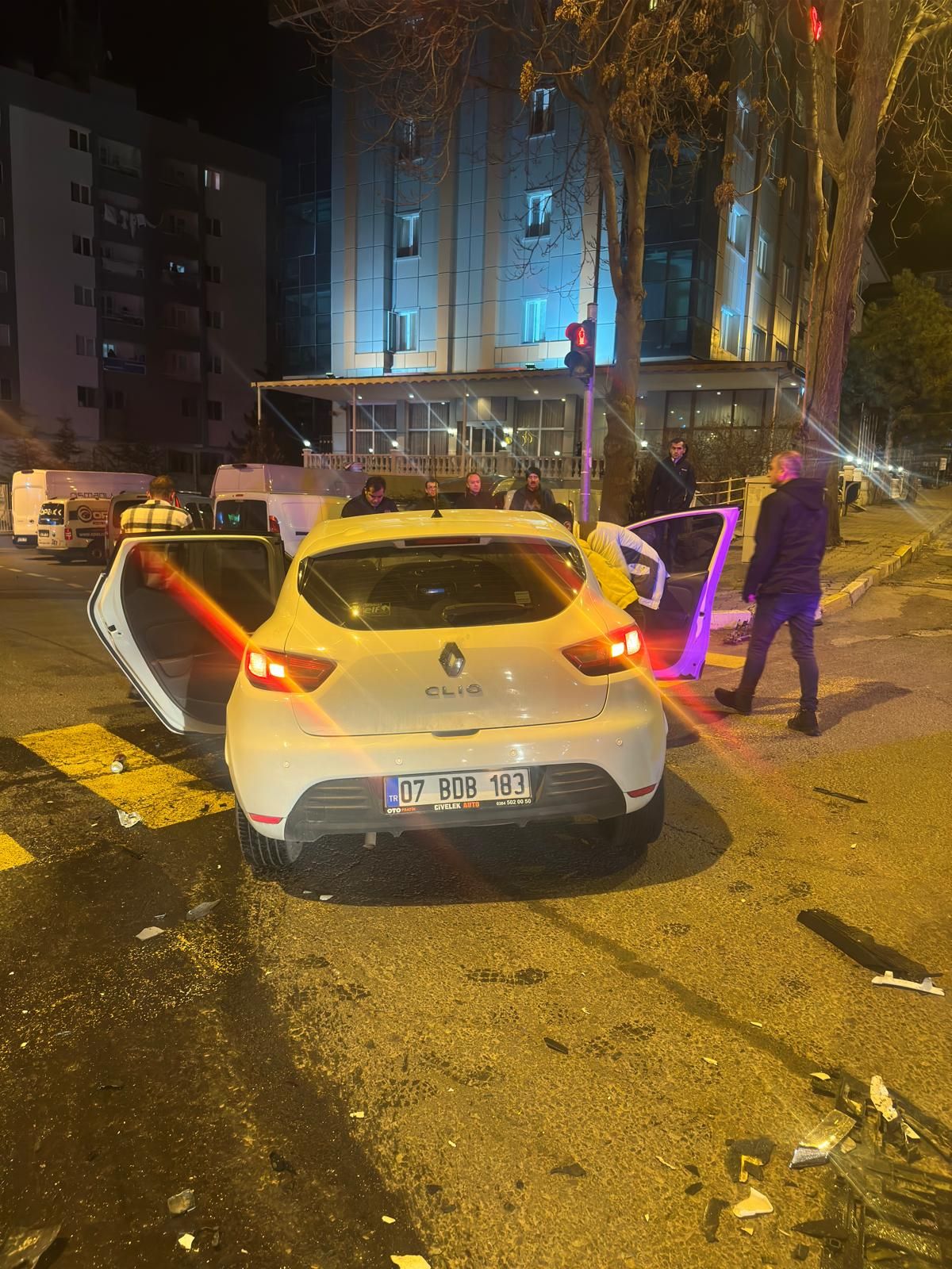 Hafif ticari araç ile otomobil çarpıştı: 9 yaralı