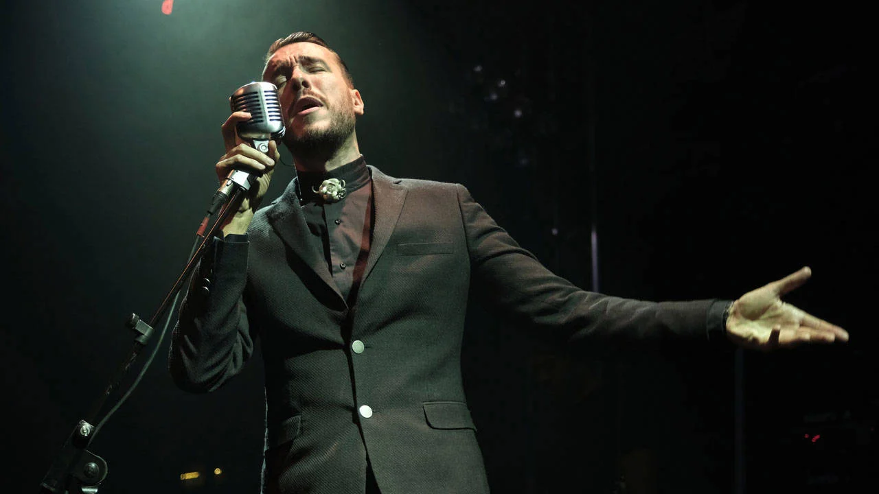 Cem Adrian Dan Elestirilere Yanit Edebiyatla Kirilir Edebiyatla Kanarim Bunu Da Edebiyatla Anlatirim