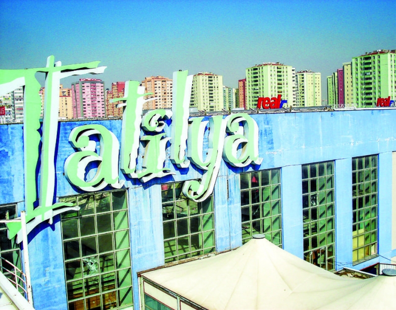 Tatilya Eglence Cumhuriyetinin Yikimi 212352055 B