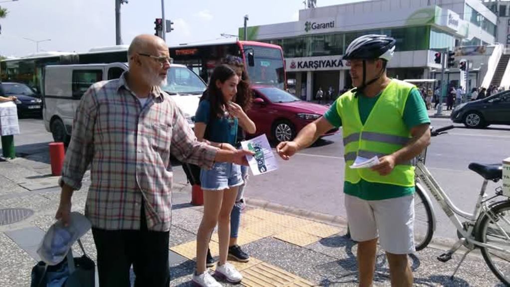 1 Terci̇h Si̇zi̇n Kaşıyaka Vapur Iskelesi Önünde Broşür Dağıtıyorum
