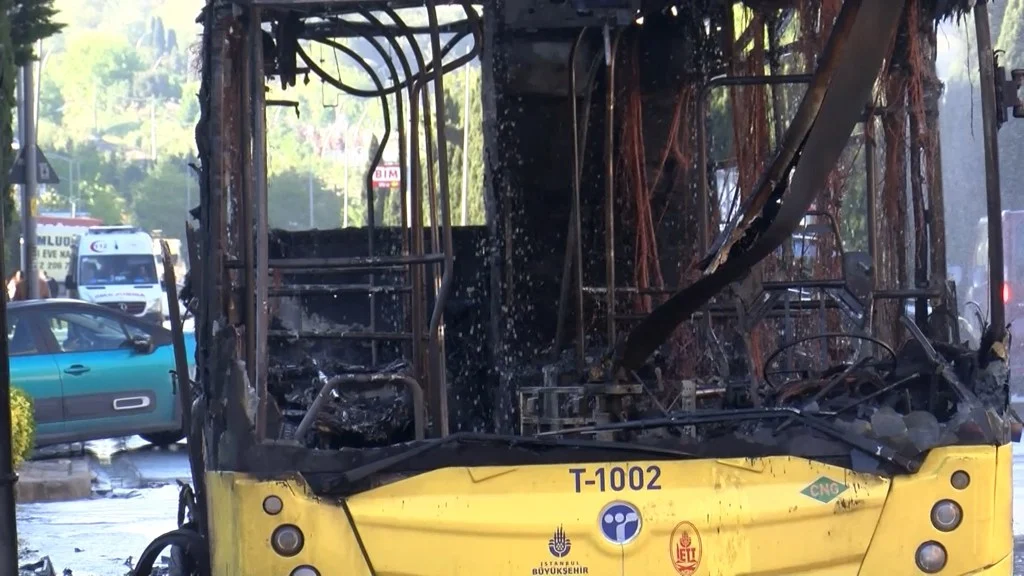 Basaksehir De Iett Otobusu Yandi Yolcular Tahliye Edildi-1