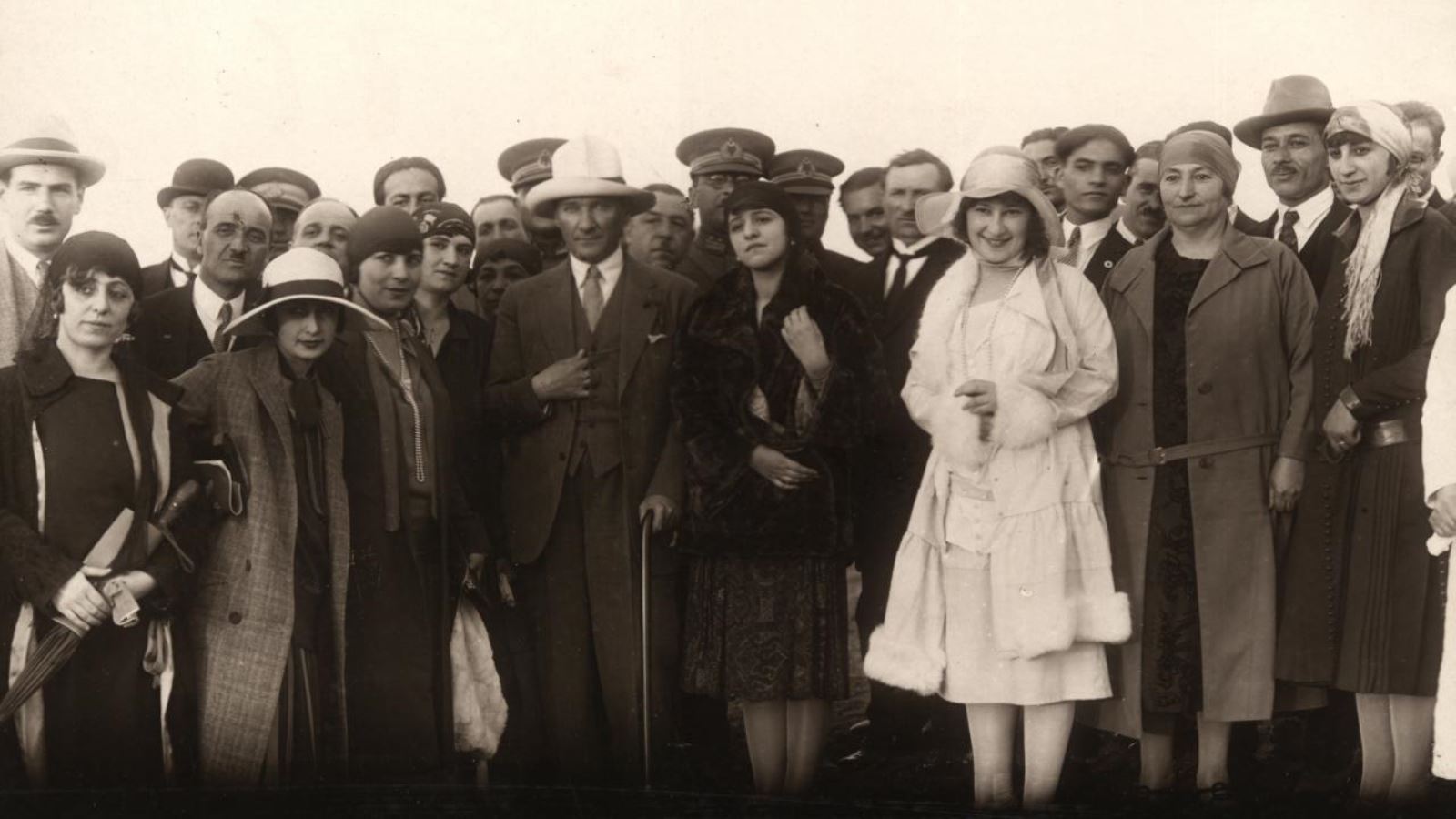 Benal Navzat Atatürk Ve Diğer Kadın Milletvekilleri