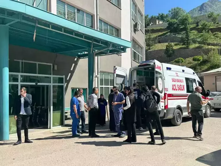 Hakkari De Servis Devrildi 13 U Ogrenci 14 Yarali
