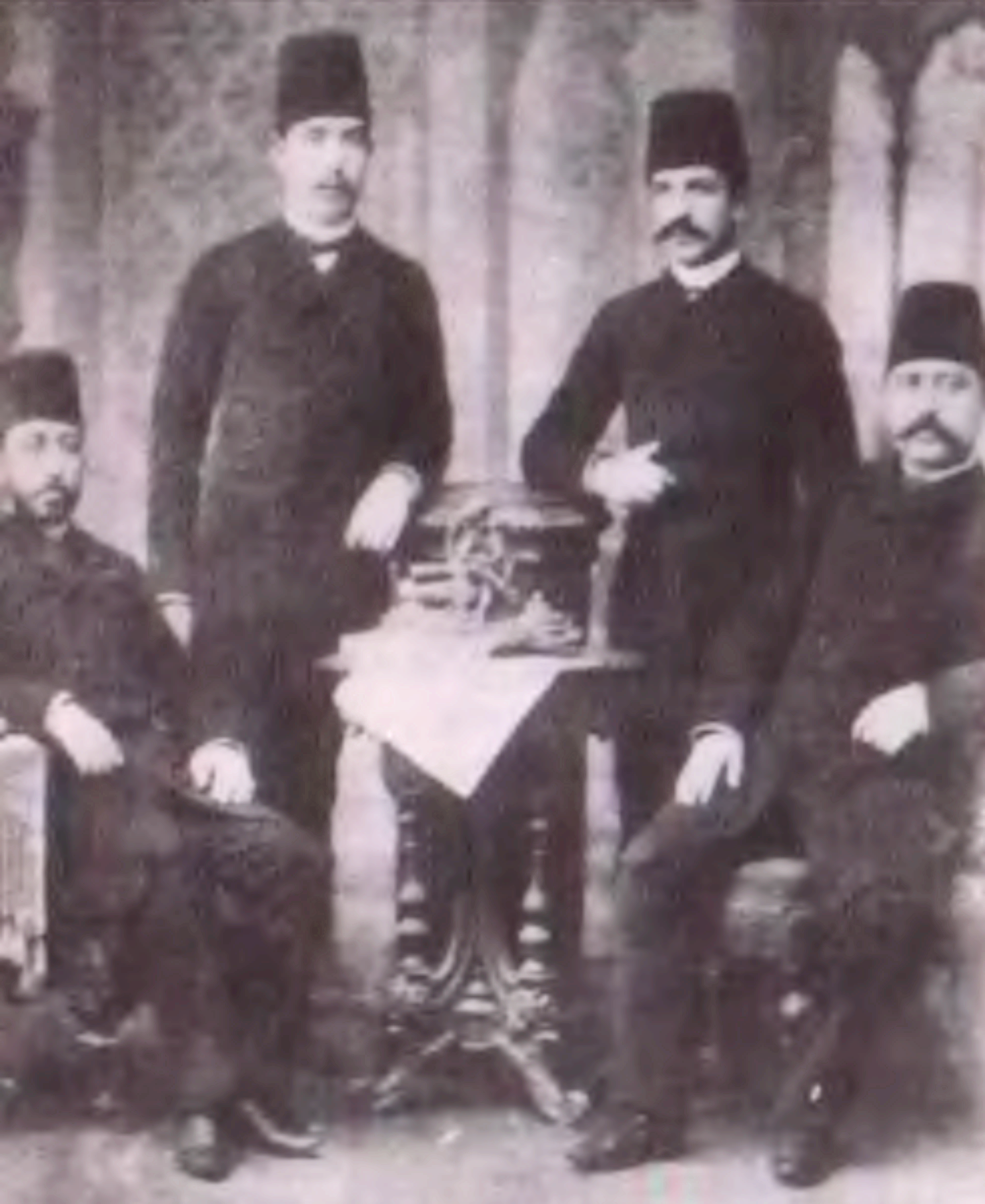 Hizmet Gazetesi Ekibi. Uşakzade Halit Ziya, Sermurettip Şerif Efendi, Mektupçu Hayri Bey, Tevfik Nevzad.