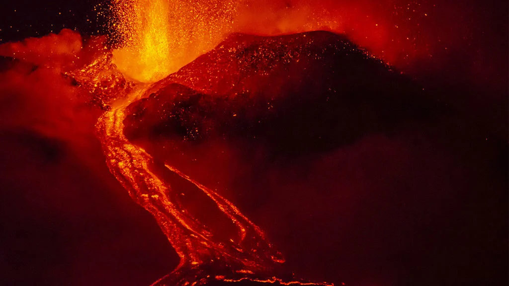 Italya Da Etna Yanardagi Yogun Sekilde Kul Ve Lav Puskurttu (1)