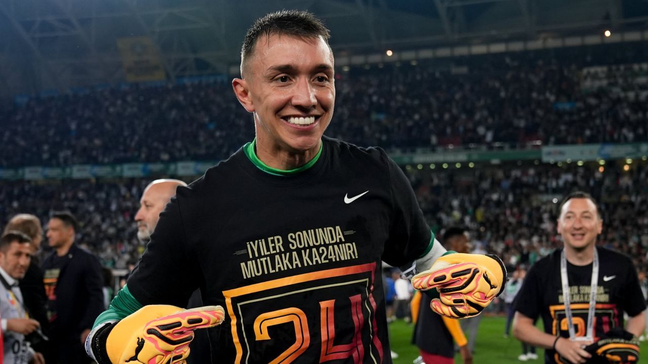 Muslera Futbolu Birakti Mi Birakacak Mi Galatasarayin Kalecisi Fernando Muslera Icin Iddialar Bitmiyor 17482612167401