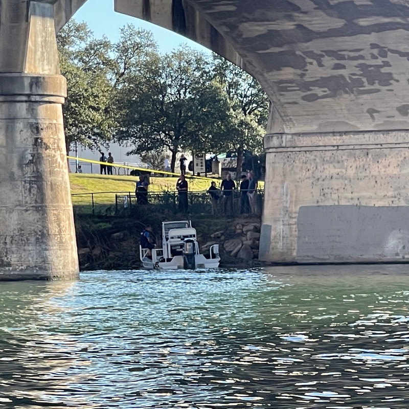 00871Cac 233D 47Bf A7Ee 90F8446942B5 Large1X1 Policeactivityat Lady Bird Lake2