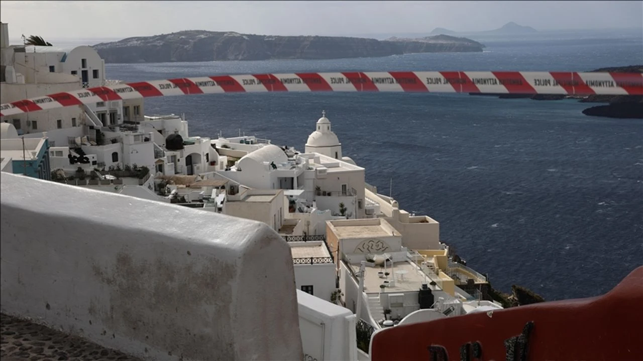 1739341736102Santorini