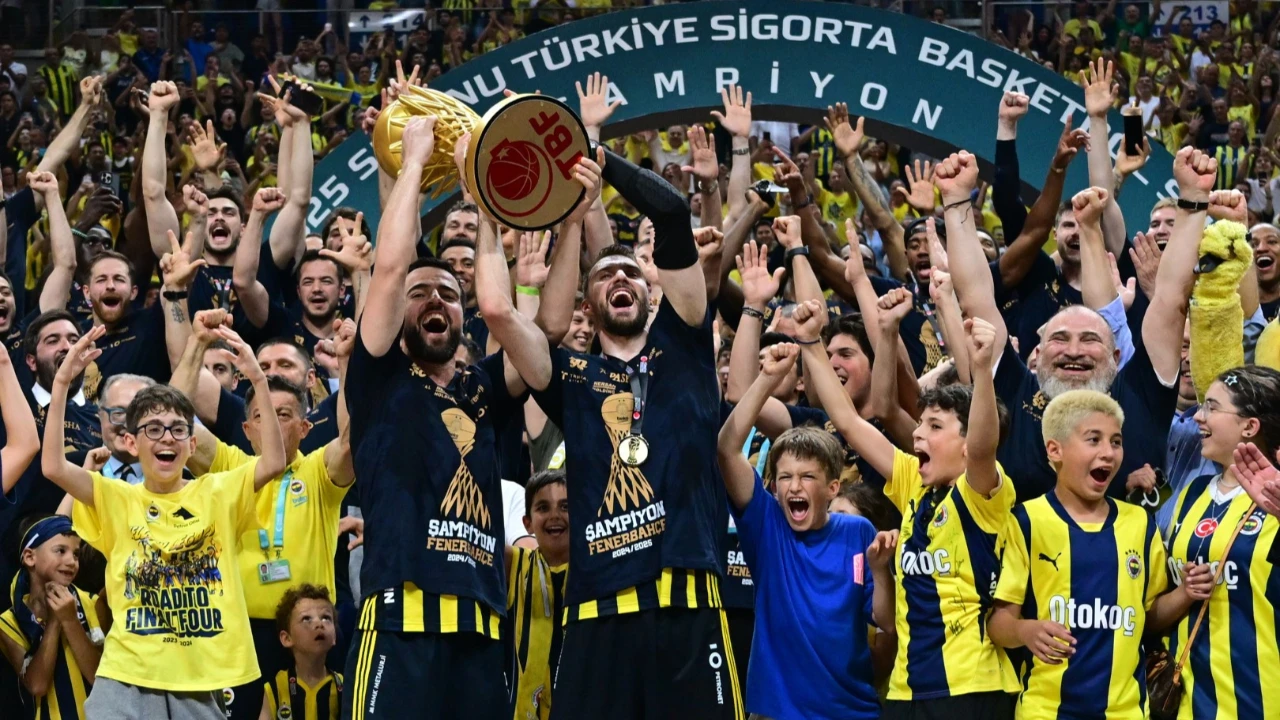 Fenerbahçe’nin şampiyonluk coşkusu sahalara sığmadı: Ünlüler tribünleri salladı!