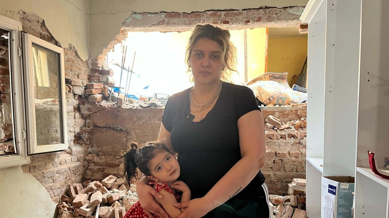 Izmirde Tunel Calismasi Sirasinda Bir Evin Duvari Yikildi