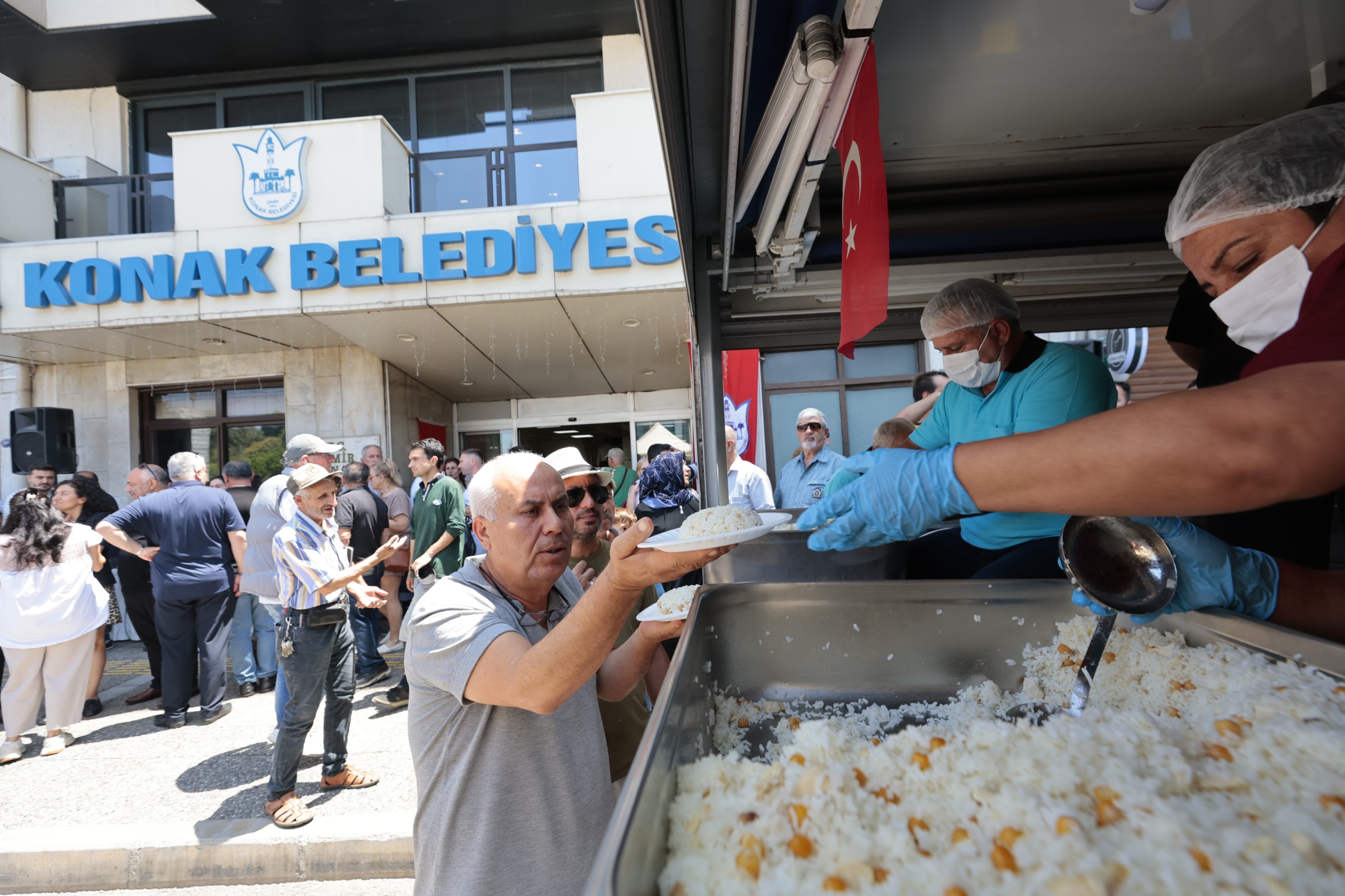 Konak’tan Ferdi Zeyrek Anısına Yemek Ikramı (7)