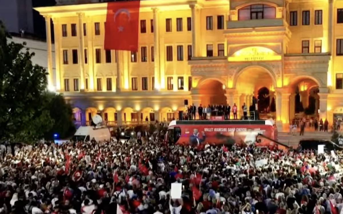 Ozgur Ozel Buyukcekmece Mitinginde