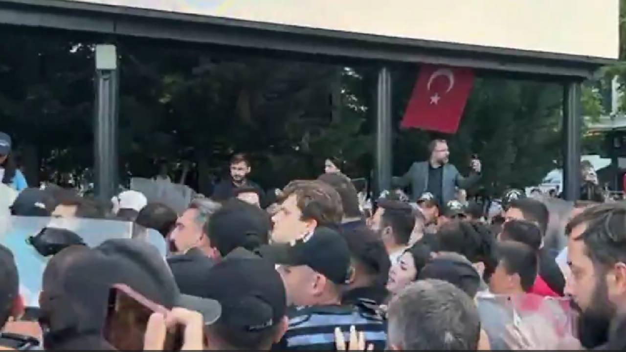Ankara Chp Genclik Kollari Nin Yuruyusune Polis Mudahalesi