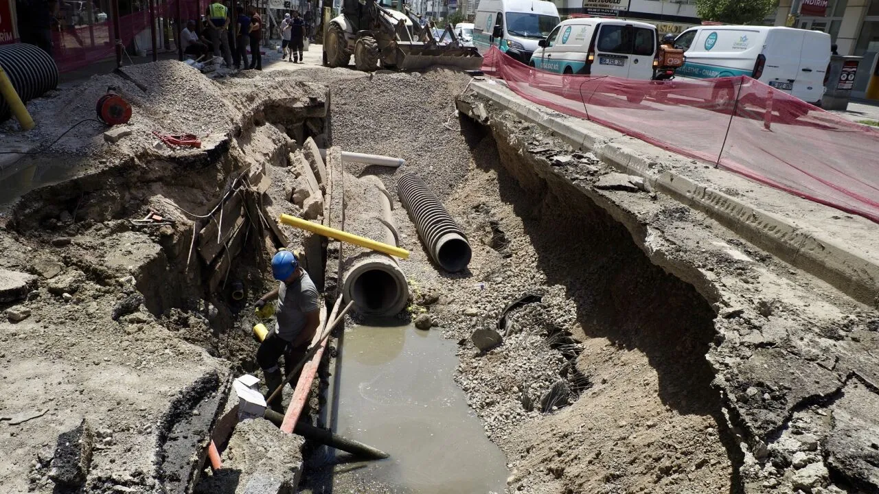 Bornovada Dogal Gaz Borusu Patladi Cadde Trafige Kapatildi 1.Jpg